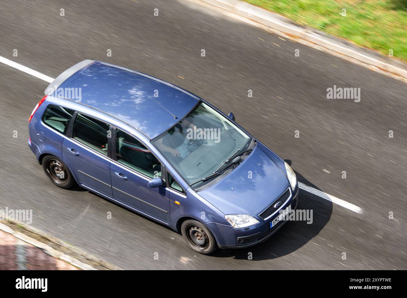 OSTRAVA, RÉPUBLIQUE TCHÈQUE - 12 JUILLET 2024 : Ford C-Max monospace avec acier noir, effet flou de mouvement Banque D'Images