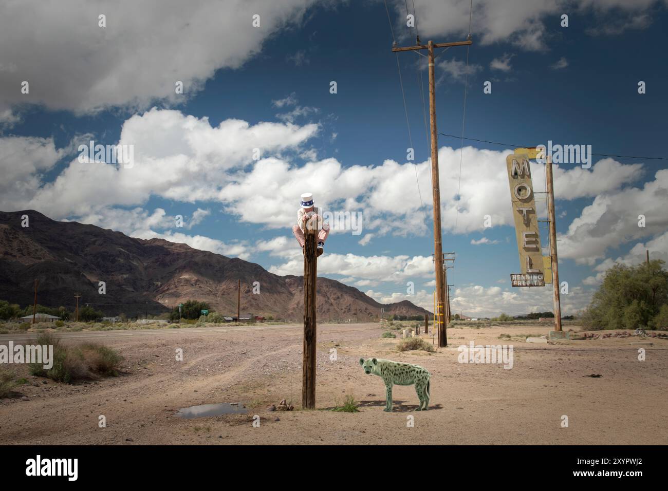 États-Unis, Californie, Mojave Desert, route 66, Newberry Springs, oncle Sam qui chérit Hyena encore Banque D'Images