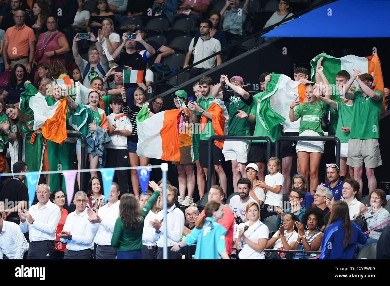 Supporters irlandais à la Défense Arena de Paris le deuxième jour des Jeux paralympiques d'été de Paris 2024. Date de la photo : vendredi 30 août 2024. Banque D'Images