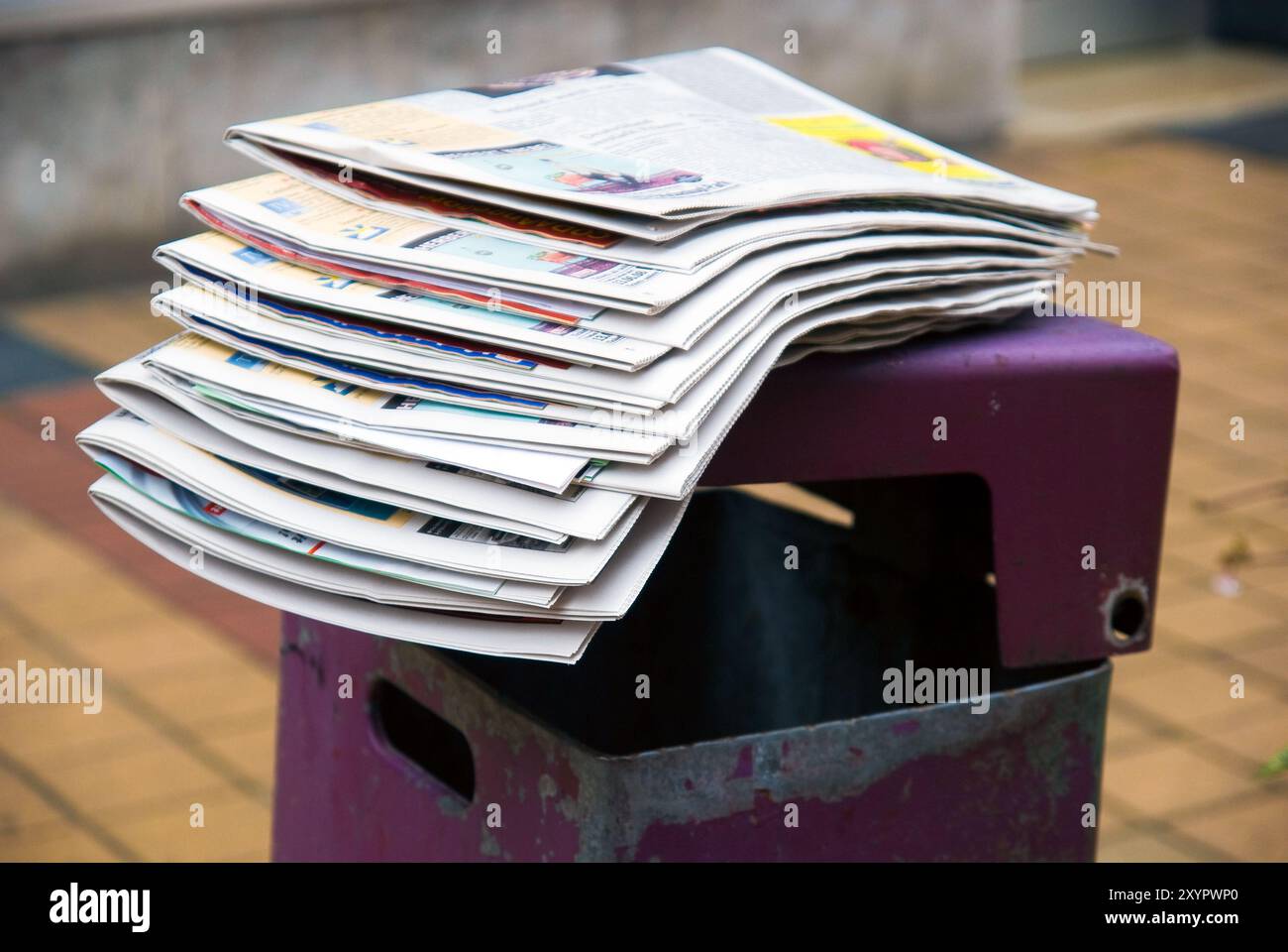 Pile de temps sur une poubelle Banque D'Images