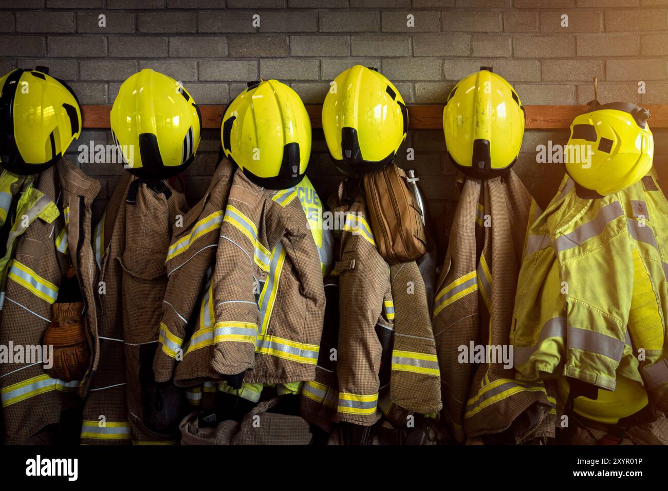 Pompier - équipement de lutte contre l'incendie, y compris casques, gants, veste et pantalon, entre autres vêtements et équipements dans les casernes de pompiers Banque D'Images