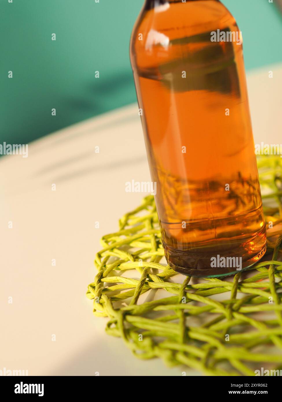 Le jus de pomme biologique, Close up d'une bouteille sur une table de style moderne, l'éclairage naturel avec l'espace pour le texte Banque D'Images