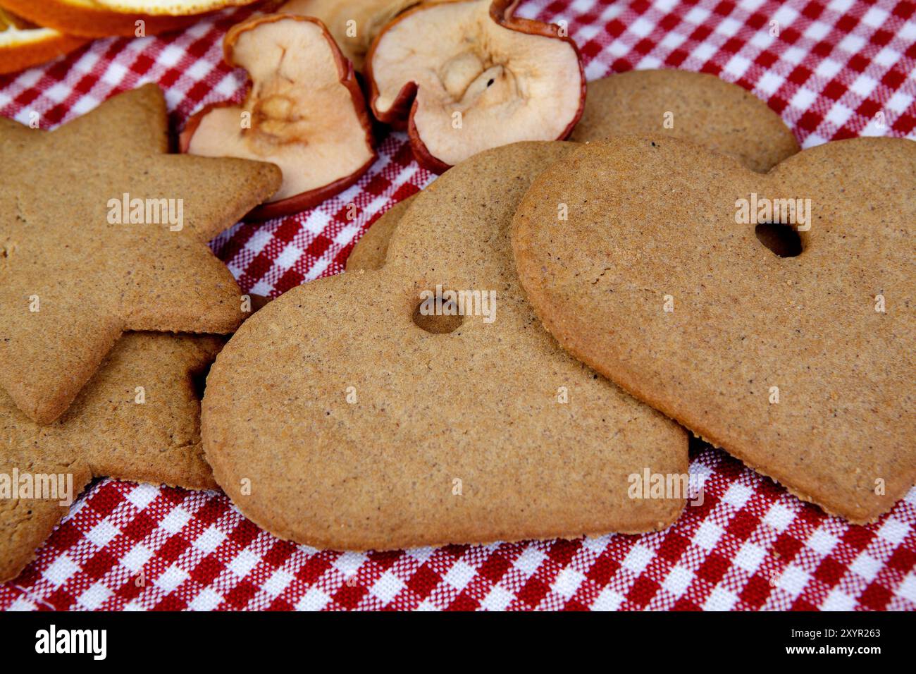 Petit pain d'épices en forme de coeur et d'étoile avec des épices Banque D'Images