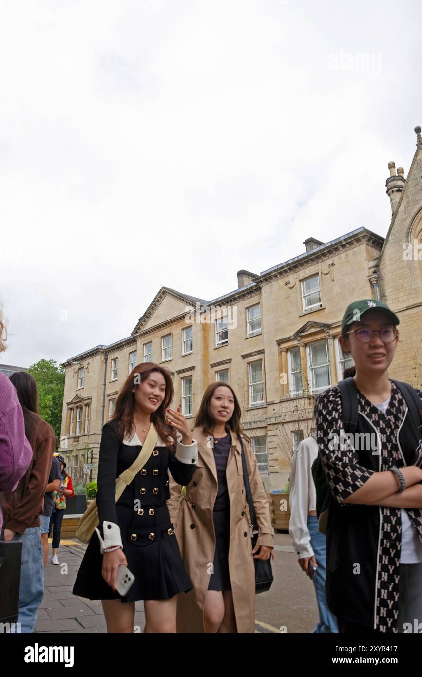 Vue verticale de jeunes étudiantes chinoises marchant le long de Cornmarket Street dans le centre-ville d'Oxford Oxfordshire Angleterre Royaume-Uni 2024 KATHY DEWITT Banque D'Images Vue verticale de jeunes étudiantes chinoises marchant le long de Cornmarket Street dans le centre-ville d'Oxford Oxfordshire Angleterre Royaume-Uni 2024 KATHY DEWITT Banque D'Images