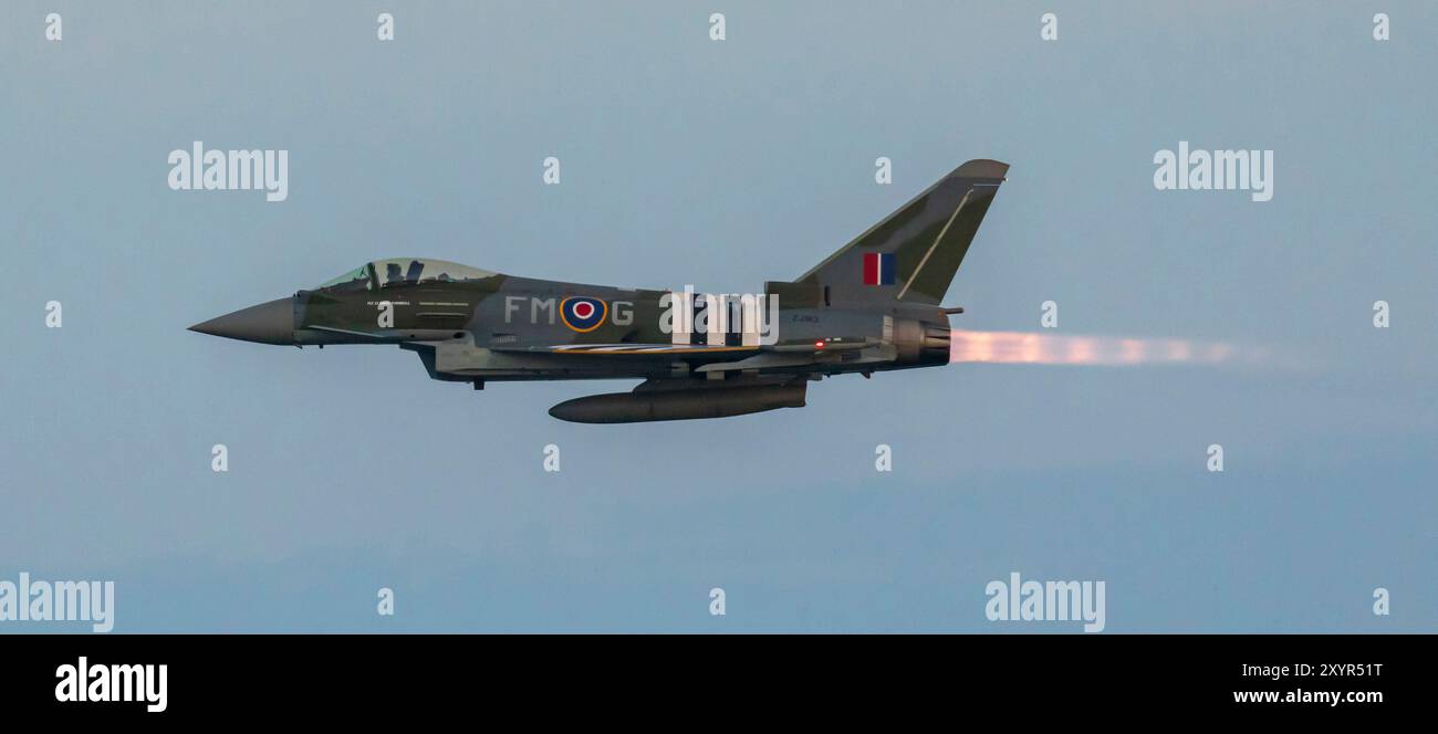 Bournemouth, Dorset, Royaume-Uni. 30 août 2024. Un Eurofighter Typhoon FGR.4 de la RAF piloté par le Flight Lieutenant David 'Turbo' Turnbull du 29 Squadron basé à la RAF Coningsby dans le Lincolnshire présente un spectacle aérien éblouissant au crépuscule au Bournemouth Air Festival. Le schéma de peinture de chasseur de jour de l'ère Aircraft 1944 rappelle un Hawker Typhoon du 257e Escadron. Cet avion est affectueusement connu sous le nom de « Moggy ». Crédit : Stuart Robertson/Alamy Live News. Banque D'Images