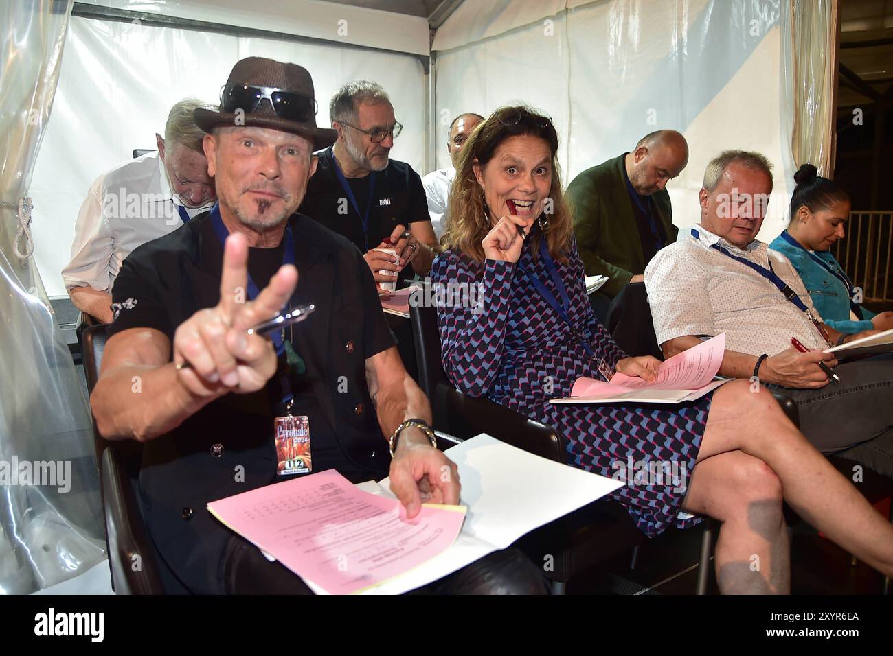 Pyronale in Berlin EINE MILLION MINUTEN Rudolph Schenker, Sarah Wiener in der jury Pyronale in Berlin am Maifeld in Berlin, AM 30.08.2024 *** Pyronale in Berlin ONE MILLION MINUTES Rudolph Schenker, Sarah Wiener in the jury Pyronale in Berlin at Maifeld in Berlin, le 30 08 2024 Photopress Mueller Banque D'Images