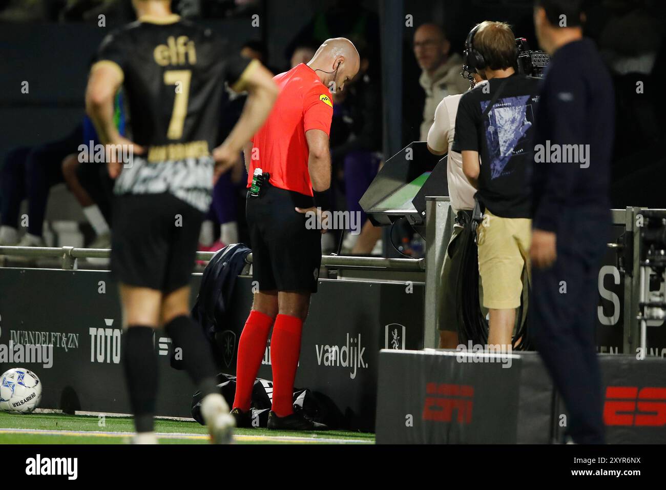 WAALWIJK - arbitre Rob Dieperink regardez l'arbitre assistant vidéo (VAR) pendant le match néerlandais Eredivisie entre le RKC Waalwijk et l'AZ Alkmaar au Mandemakers Stadium le 30 août 2024 à Waalwijk, pays-Bas. ANP BART STOUTJESDIJK pays-bas OUT - belgique OUT Banque D'Images