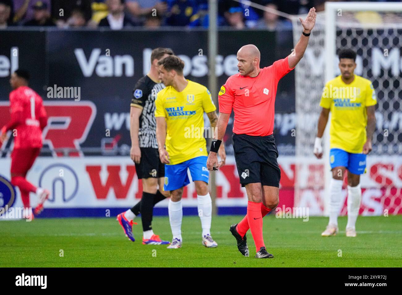 Waalwijk, pays-Bas. 30 août 2024. WAALWIJK, PAYS-BAS - AOÛT 30 : L'arbitre Rob Dieperink fait des gestes lors du match néerlandais Eredivisie entre le RKC Waalwijk et l'AZ au Mandemakers Stadion le 30 août 2024 à Waalwijk, pays-Bas. (Photo de Ed van de Pol/Orange Pictures) crédit : dpa/Alamy Live News Banque D'Images