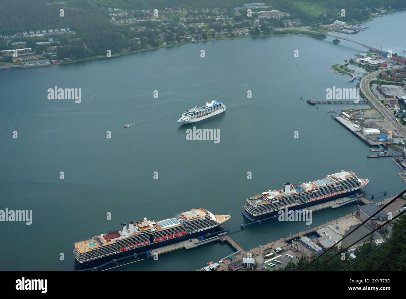 Les navires de croisière se disputent de l'espace dans la zone de quai limitée de Juneau, l'un d'entre eux devant utiliser des navettes nautiques. Banque D'Images