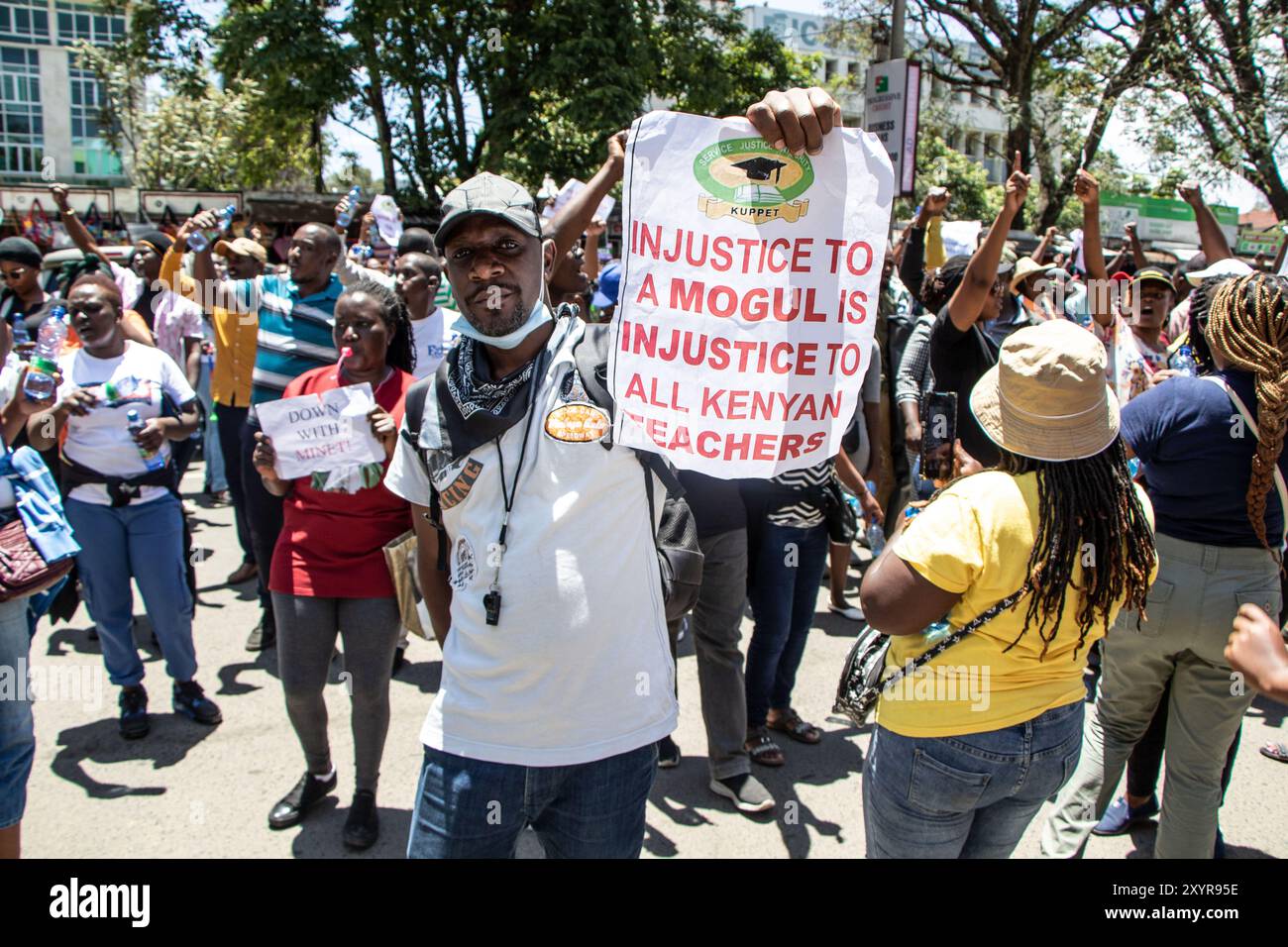 Nakuru, Kenya. 30 août 2024. Un enseignant tient une pancarte pendant une grève nationale des enseignants. Les enseignants kényans se sont mis en grève, exigeant l'application de la convention collective, les promotions des enseignants, le rétablissement de la couverture médicale et l'emploi permanent d'enseignants du premier cycle du secondaire. Crédit : SOPA images Limited/Alamy Live News Banque D'Images