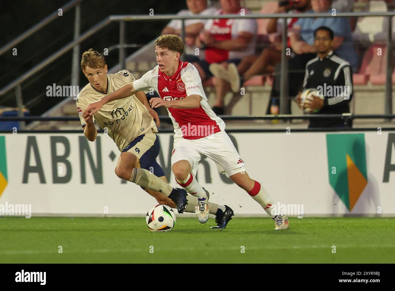 Amsterdam, pays-Bas. 30 août 2024. AMSTERDAM, PAYS-BAS - AOÛT 30 : Jan Faberski de Jong Ajax, Nick de Groot de FC Den Bosch lors du match néerlandais Keuken Kampioen Divisie entre Jong Ajax et FC Den Bosch au Sportpark de Toekomst le 30 août 2024 à Amsterdam, pays-Bas. (Photo de Gerard Spaans/Orange Pictures) crédit : dpa/Alamy Live News Banque D'Images