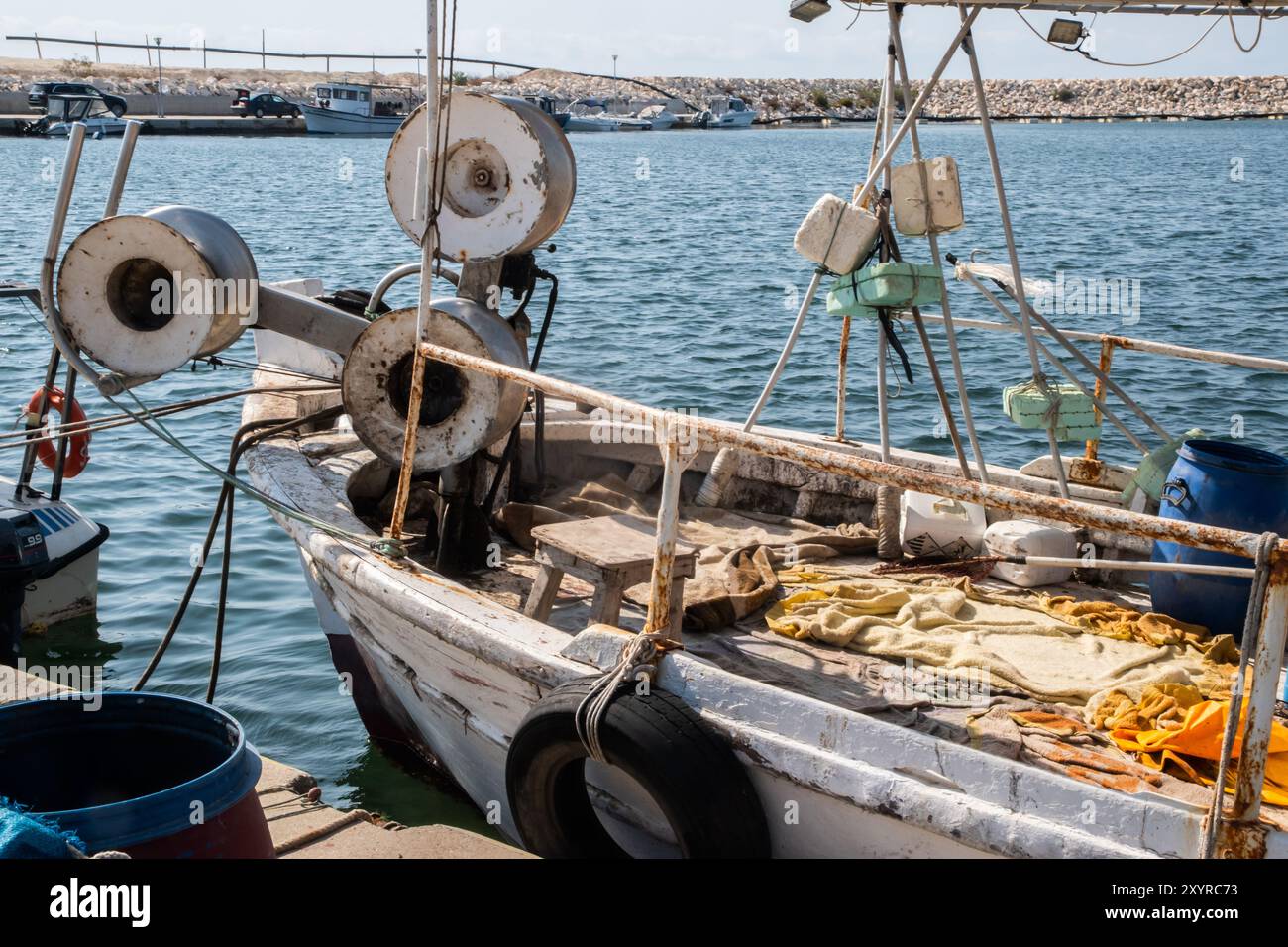 Treuil de tambour de filet de bateau de pêche gros plan sur la journée ensoleillée d'été Banque D'Images