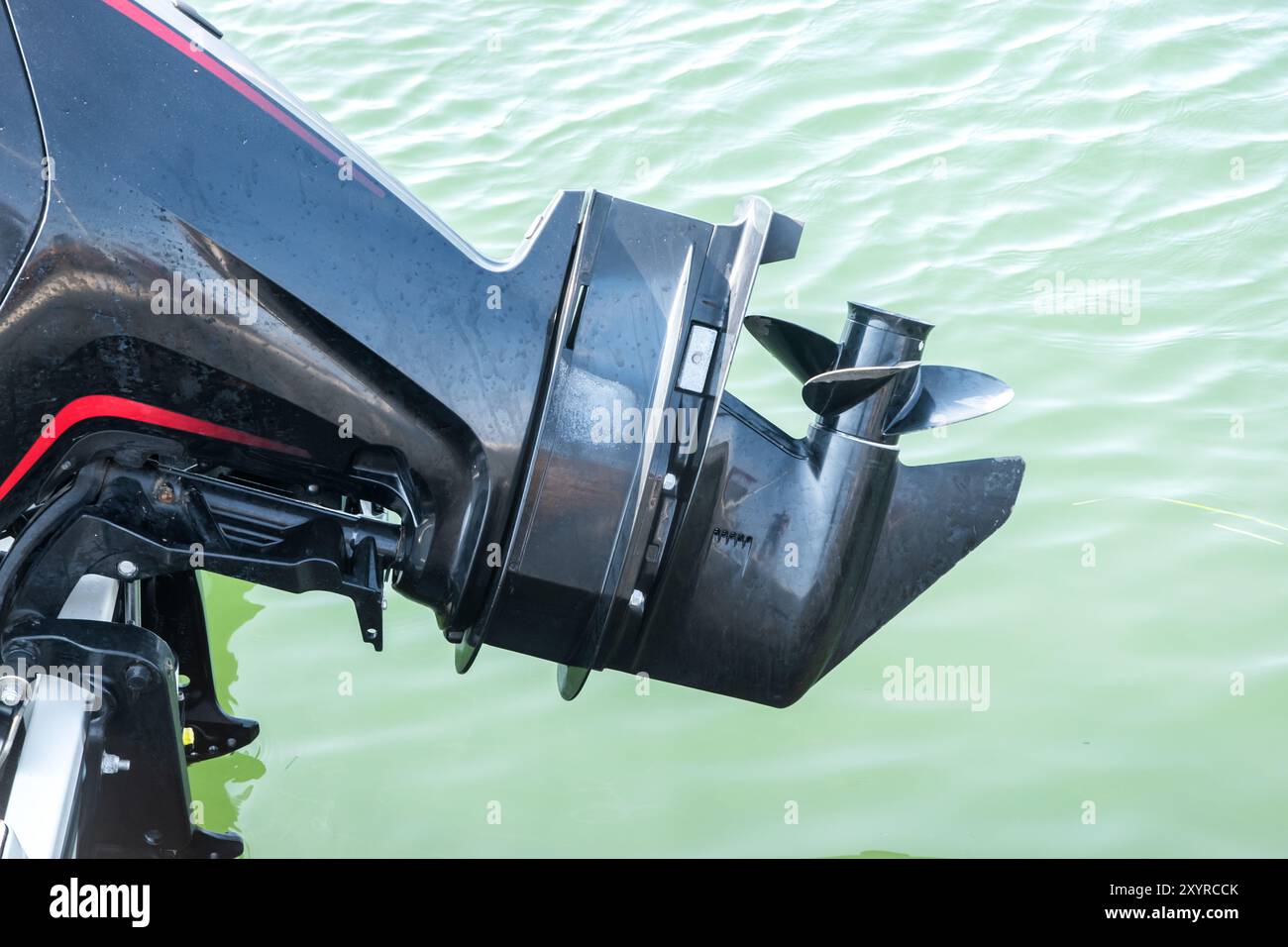 Hélice de moteur hors-bord sur bateau à moteur gros plan sur fond d'eaux de mer Banque D'Images
