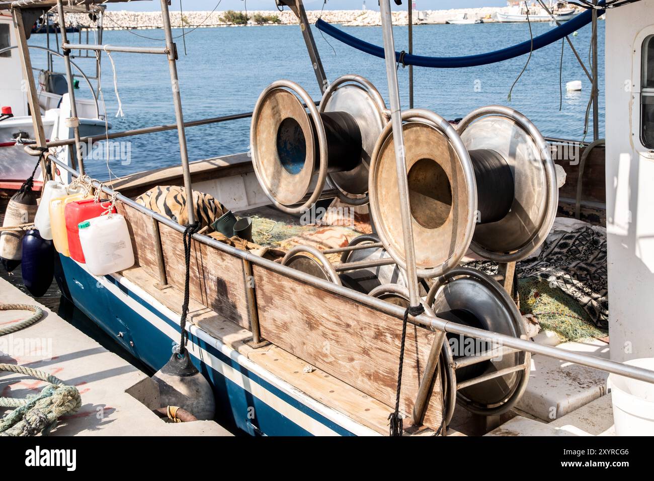 Treuil de tambour de filet de bateau de pêche gros plan sur la journée ensoleillée d'été Banque D'Images