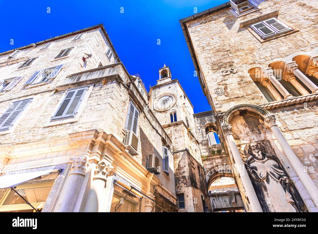 Split, Croatie : Narodni Trg ou place du peuple, centre de la vieille ville de Split. Zeljezna Vrata ou porte de fer, Tour de l'horloge de Pjaca et Palais de Cyprien Banque D'Images