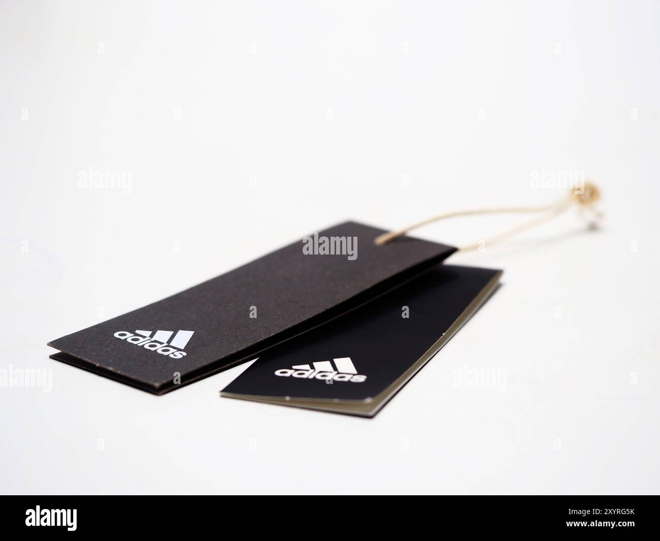 Dans cette illustration photo, les étiquettes de vêtements de sport Adidas vues sur l'affichage. Banque D'Images