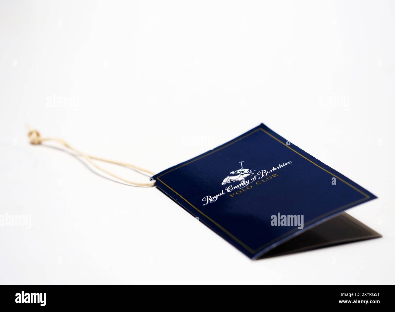 Dans cette illustration photo, une étiquette de vêtements de sport Royal County of Berkshire Polo Club vue sur l'affichage. Banque D'Images