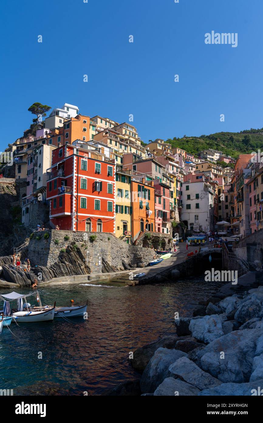 Vue de Riomaggiore, l'un des cinq villages de pêcheurs des Cinque Terre, Italie, une chaîne de villages balnéaires Banque D'Images