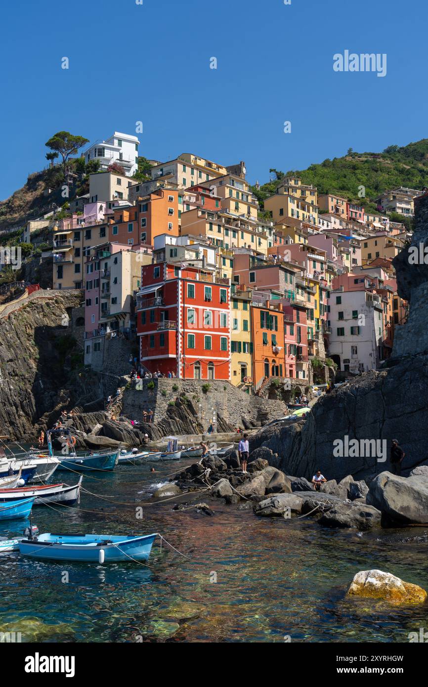 Vue de Riomaggiore, l'un des cinq villages de pêcheurs des Cinque Terre, Italie, une chaîne de villages balnéaires Banque D'Images