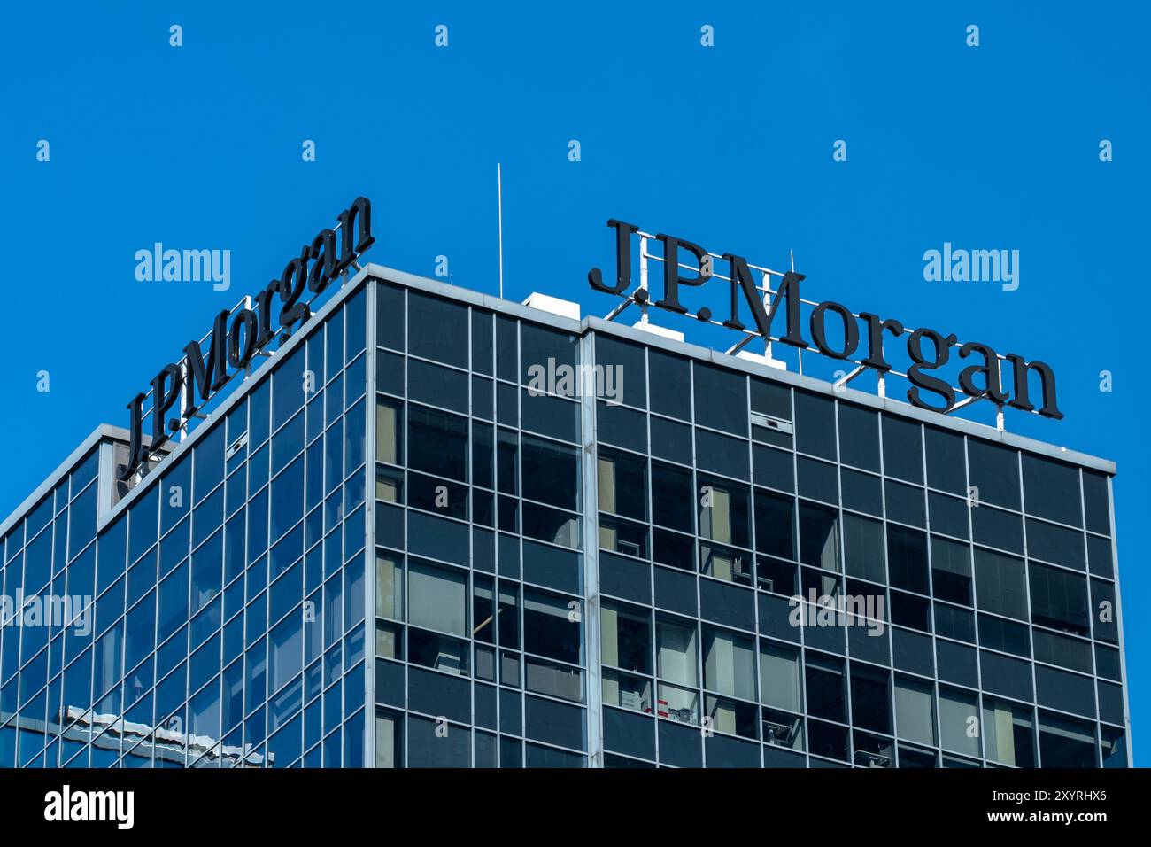 Gros plan du signe de la société J.P.Morgan sur l'immeuble de bureaux à Varsovie, en Pologne. Banque D'Images