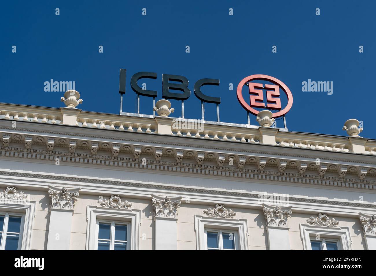 Panneau et logo ICBC (Banque industrielle et commerciale de Chine) sur le bâtiment de Varsovie, Pologne. Banque D'Images