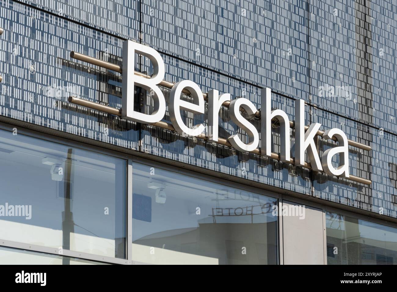 Gros plan du logo Bershka sur le bâtiment à Cracovie, en Pologne. Banque D'Images