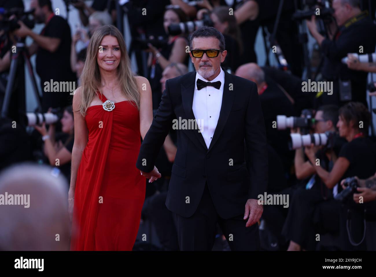 Venise 30 août 2024 Italie Antonio Banderas 64 regarde Dapper dans le Tuxedo noir alors qu'il rejoint la glamour partenaire Nicole Kimpel 43 , à la première de Babygirl au festival du film de Venise Banque D'Images