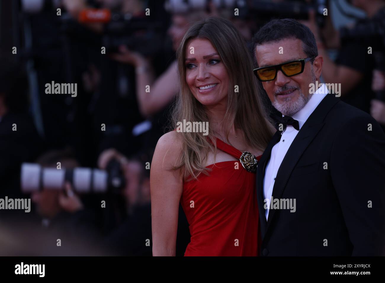 Venise 30 août 2024 Italie Antonio Banderas 64 regarde Dapper dans le Tuxedo noir alors qu'il rejoint la glamour partenaire Nicole Kimpel 43 , à la première de Babygirl au festival du film de Venise Banque D'Images