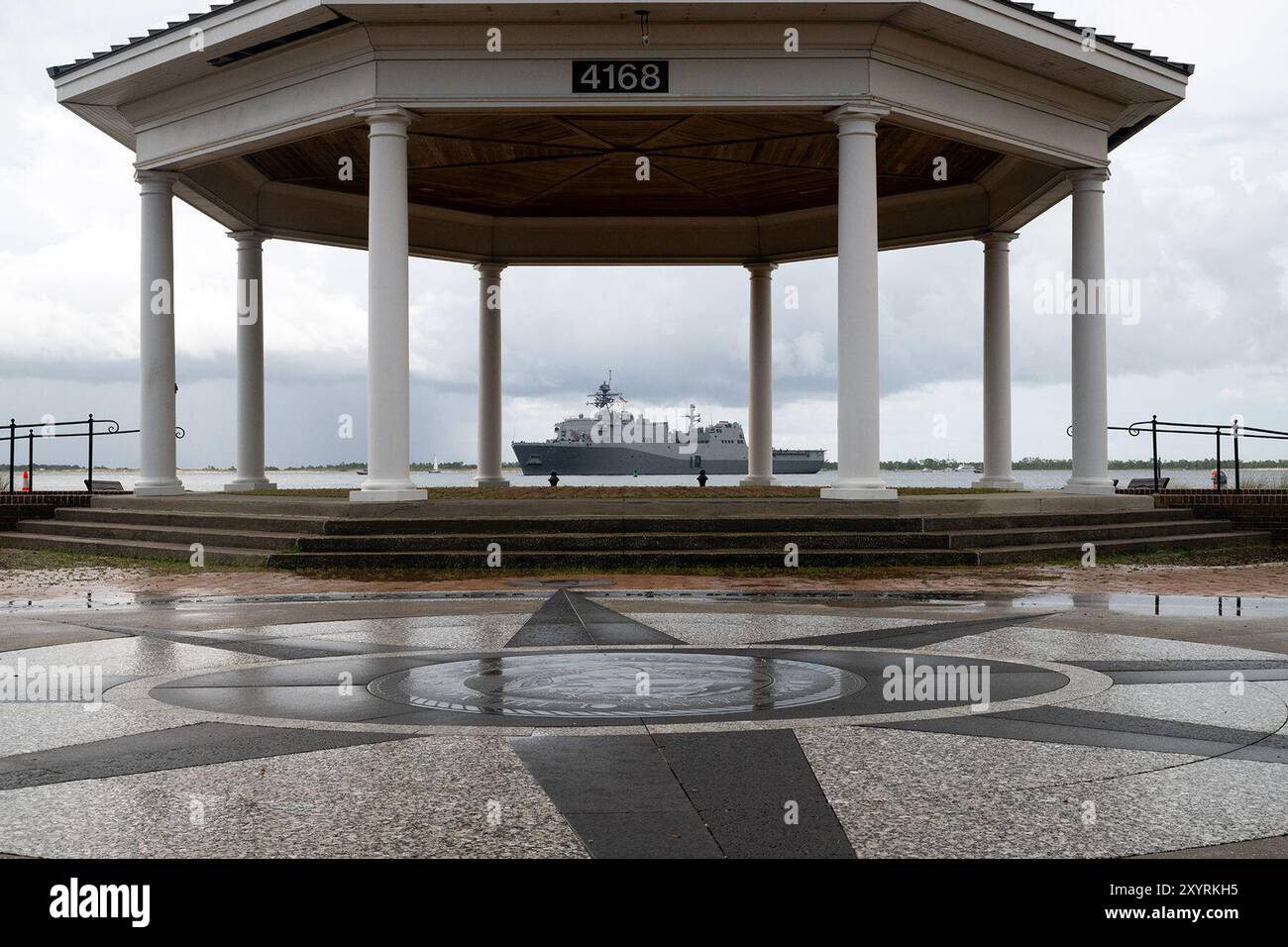 L'USS Richard M. McCool Jr. (LPD 29) passe devant le Five Flags Pavillion sur la base aérienne navale de Pensacola à Pensacola, Floride le 30 août 2024. Le navire sera mis en service à Pensacola le 7 septembre 2024. (Photo DOD par EJ Hersom) Banque D'Images