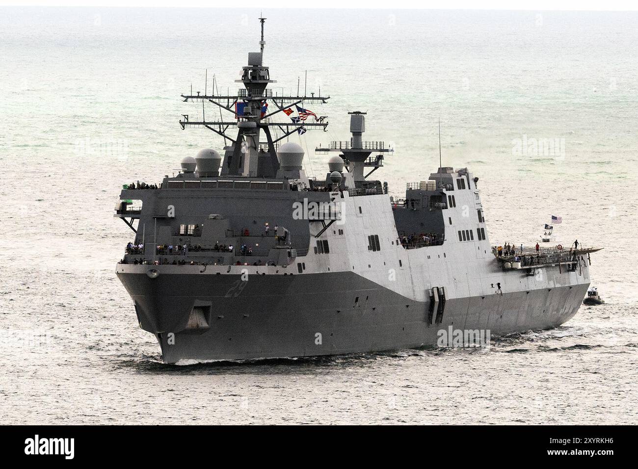 L'USS Richard M. McCool Jr. (LPD 29) arrive à la Naval Air Station Pensacola à Pensacola, Floride le 30 août 2024. Le navire sera mis en service à Pensacola le 7 septembre 2024. (Photo DOD par EJ Hersom) Banque D'Images