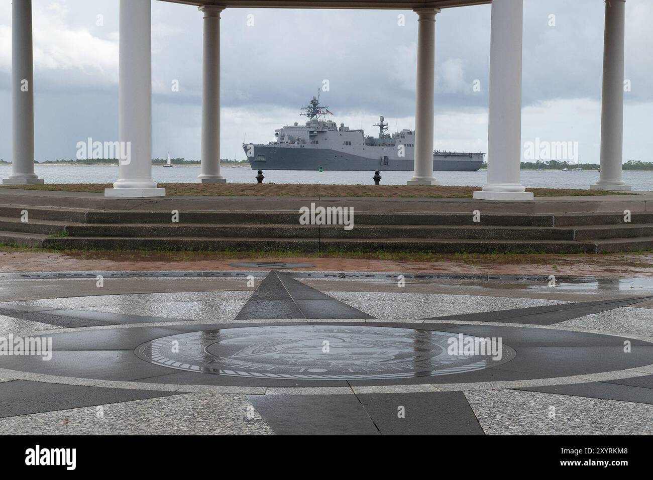 L'USS Richard M. McCool Jr. (LPD 29) passe devant le Five Flags Pavillion sur la base aérienne navale de Pensacola à Pensacola, Floride le 30 août 2024. Le navire sera mis en service à Pensacola le 7 septembre 2024. (Photo DOD par EJ Hersom) Banque D'Images