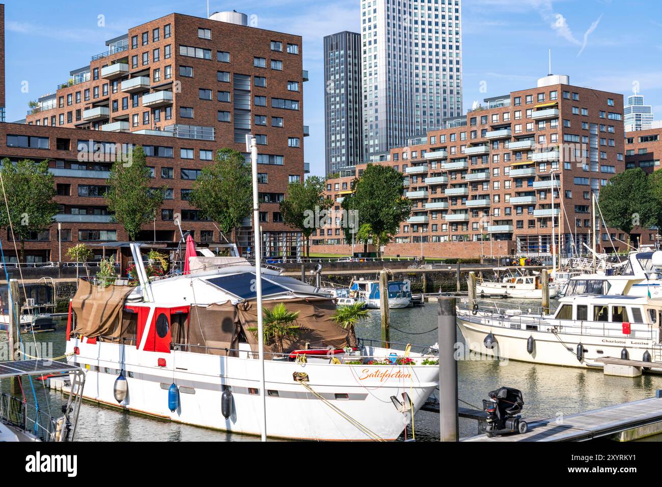 Rotterdam Marina, derrière des immeubles résidentiels de grande hauteur à Spoorweghaven, port de plaisance, voiliers, yachts à moteur, dans le port intérieur, Feije Banque D'Images