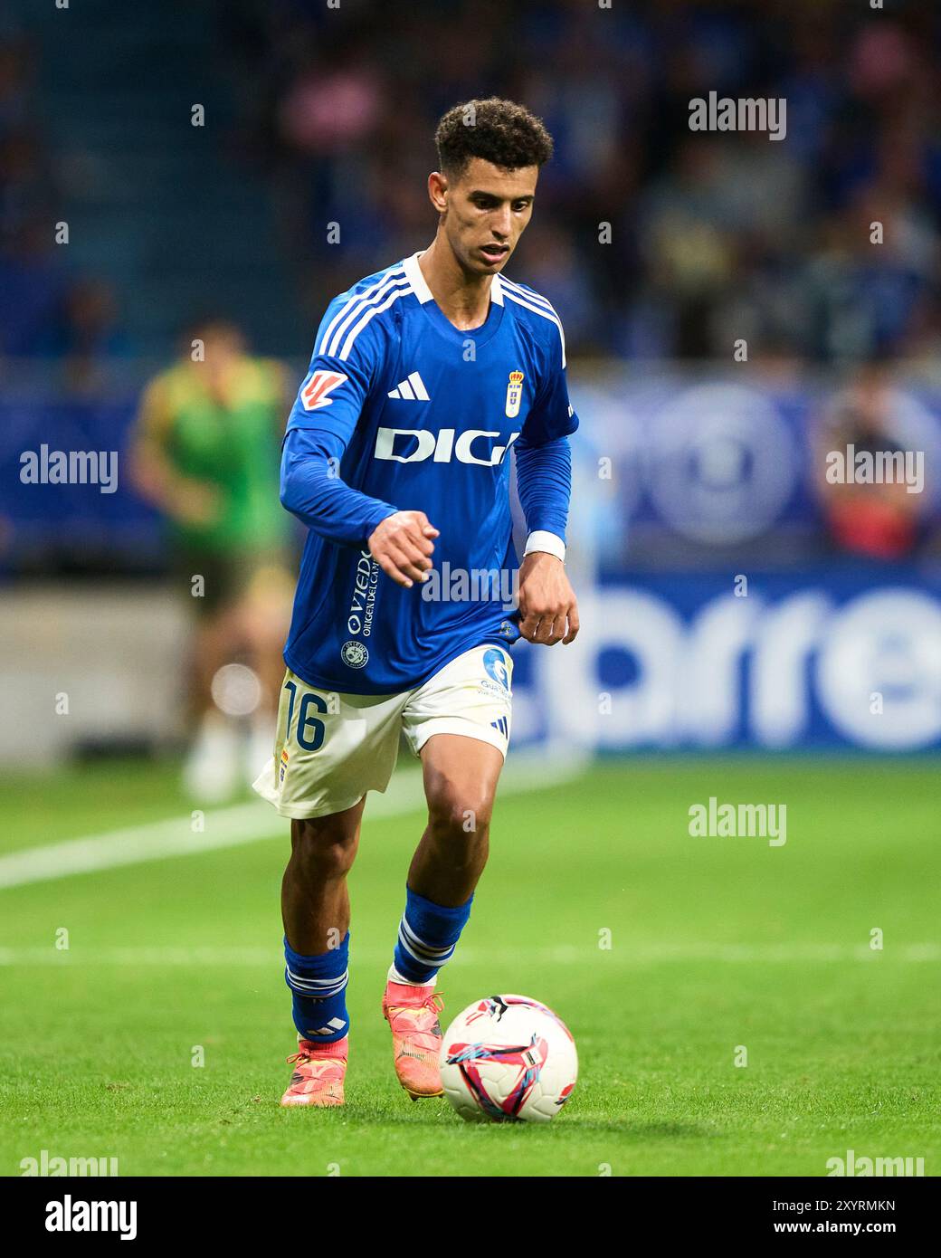 Ilyas Président du Real Oviedo avec le ballon lors du match LaLiga Hypermotion entre le Real Oviedo et le Real Racing Club au stade Carlos Tartiere le 30 août 2024 à Oviedo, en Espagne. Crédit : Cesar Ortiz Gonzalez/Alamy Live News Banque D'Images