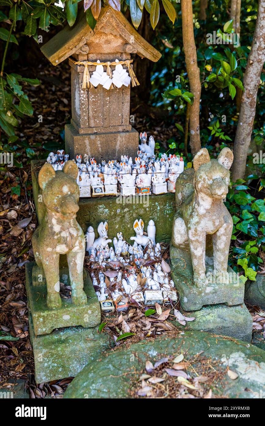Statues de renards à Jozan Inari Jinja, un sanctuaire shinto célèbre pour Inari (Dieux des renards), à Matsue, préfecture de Shimane, Japon Banque D'Images