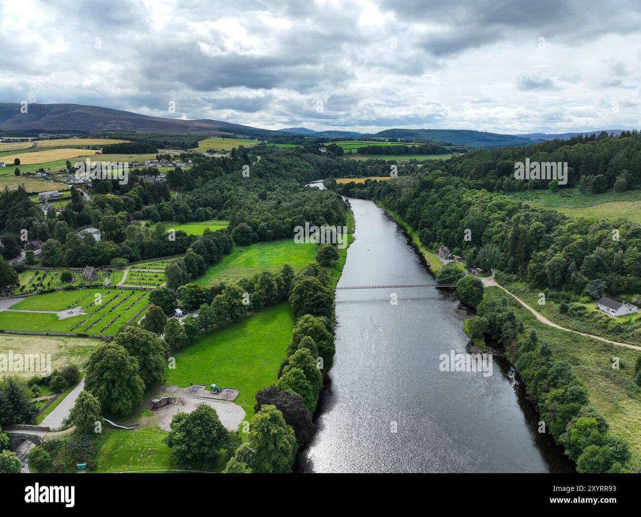 Vue aérienne par drone d'Aberlour et de la rivière Spey Moray Banque D'Images