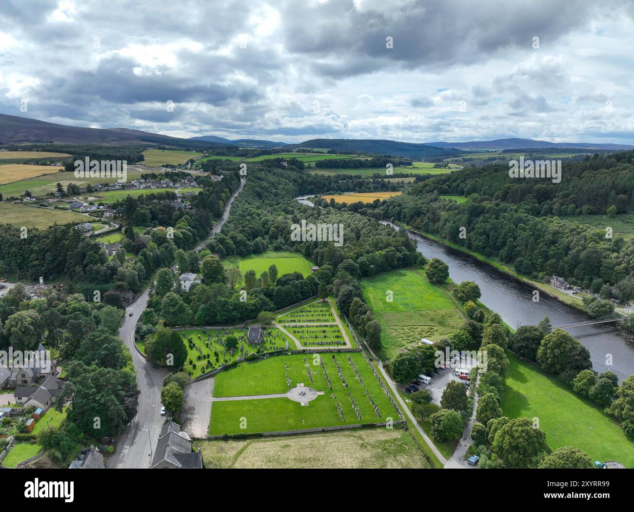 Vue aérienne par drone d'Aberlour et de la rivière Spey Moray Banque D'Images