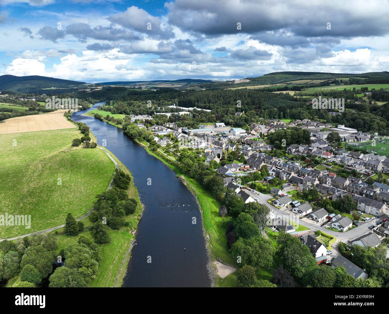 Vue aérienne par drone d'Aberlour et de la rivière Spey Moray Banque D'Images