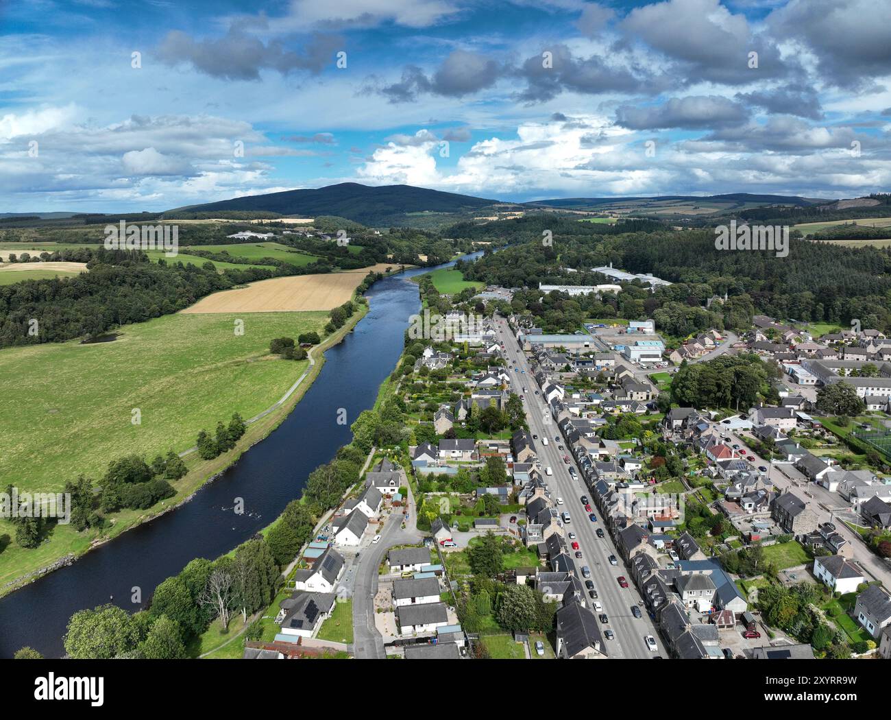 Vue aérienne par drone d'Aberlour et de la rivière Spey Moray Banque D'Images