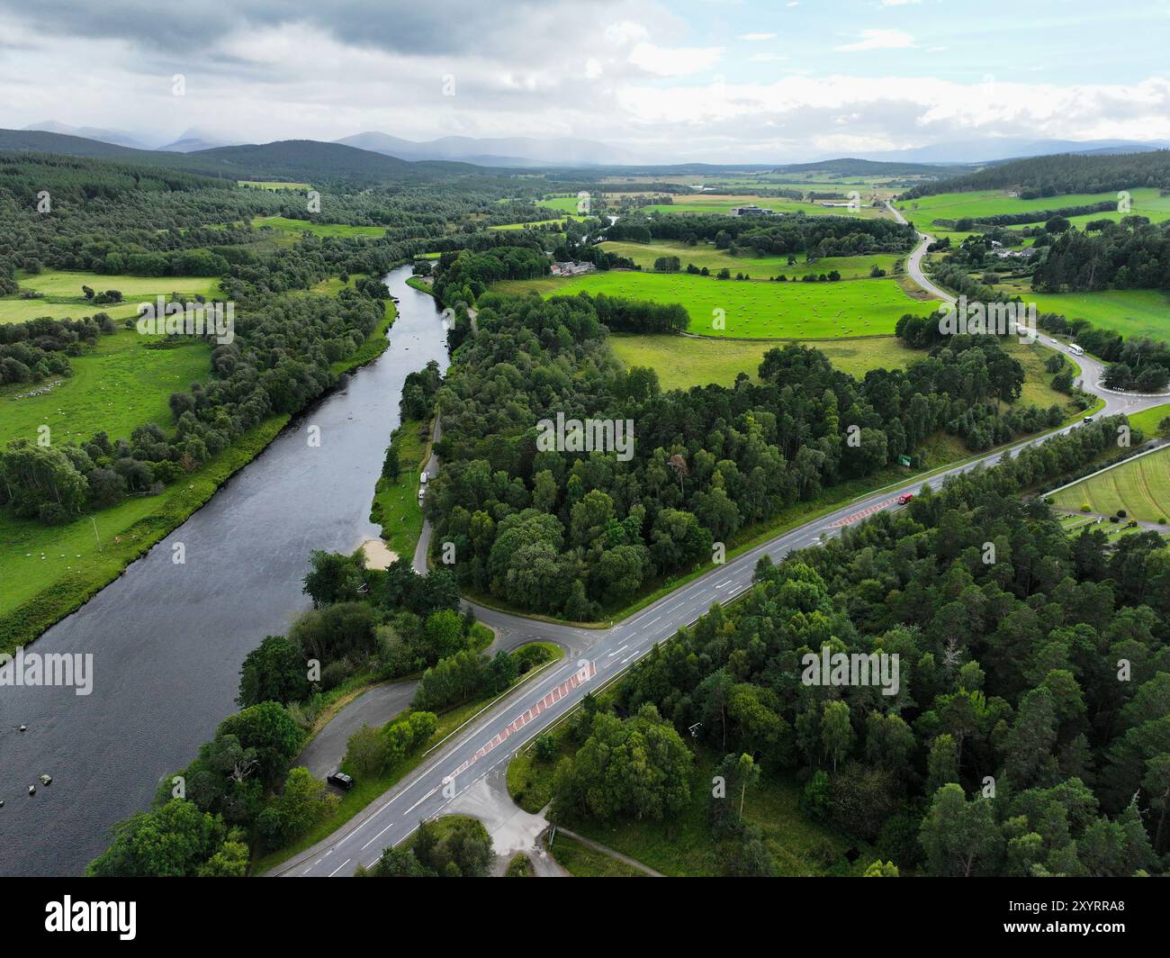 Vue aérienne par drone le long de la vallée de Spey depuis Grantown sur Spey Banque D'Images
