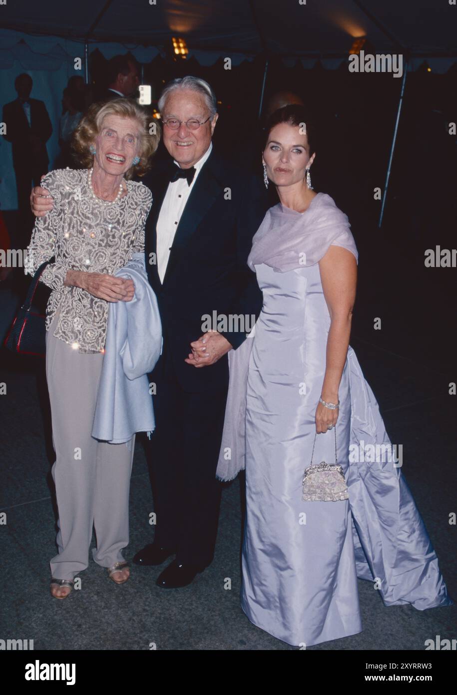 Eunice Kennedy Shriver, Sargent Shriver et Maria Shriver assistent au costume Institute Benefit Gala au Metropolitan Museum of Art de New York le 23 avril 2001. Crédit photo : Henry McGee/MediaPunch Banque D'Images