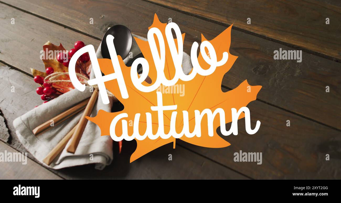 Image de bonjour texte d'automne sur couverts et feuilles d'automne sur fond de bois Banque D'Images