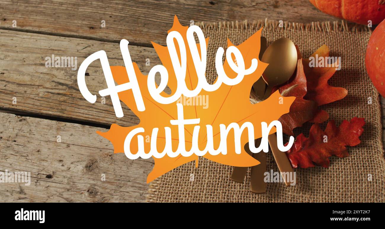 Image de bonjour texte d'automne sur couverts et feuilles d'automne sur fond de bois Banque D'Images