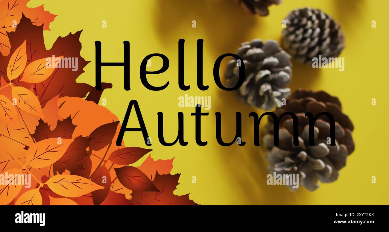 Image de bonjour texte d'automne sur des pommes de pin et des feuilles d'automne sur fond jaune Banque D'Images