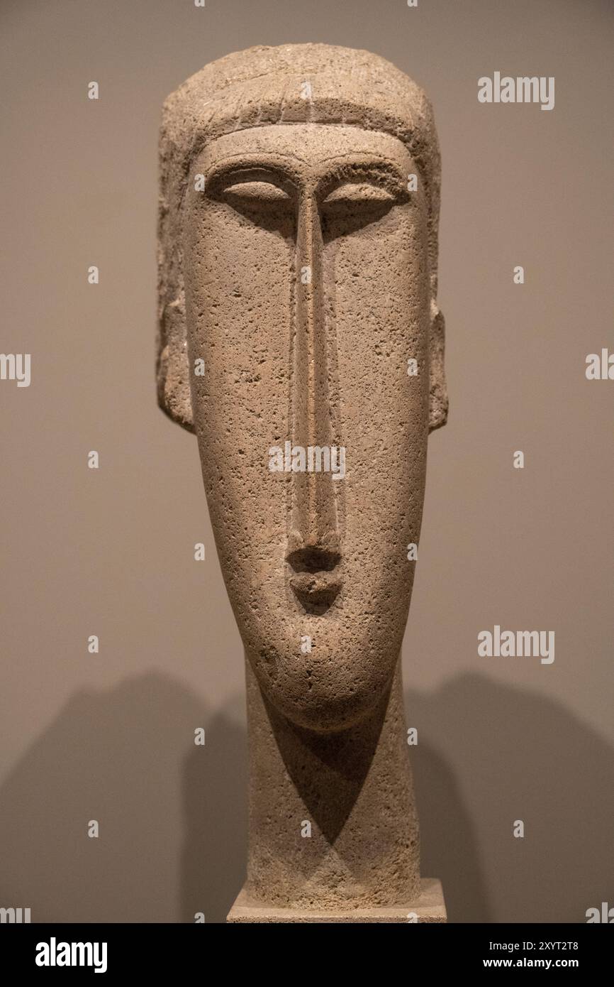 Sculpture et sculpture par Amedeo Modigliani appelé tête d'une femme doine dans le calcaire Banque D'Images