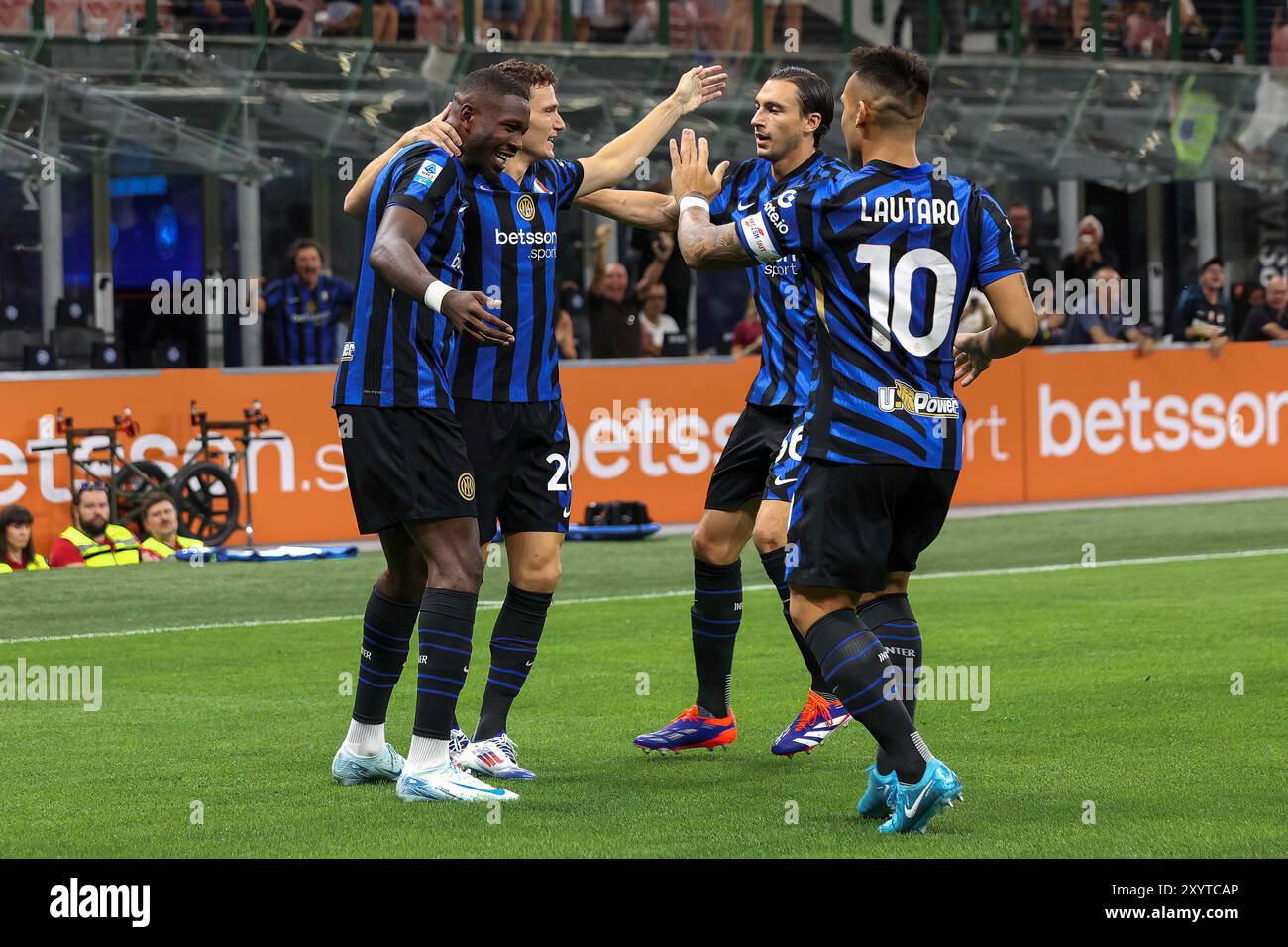 Milan, Italie. 30 août 2024. Italie, Milan, août 30 2024 : les joueurs du FC Inter célèbrent le but 1-0 par leur propre but à 3' pendant le match de football FC Inter vs Atalanta BC, Serie A Tim 2024-2025 jour 3, San Siro StadiumItalie, Milan, 2024 08 30 : FC Inter vs Atalanta BC, Serie A Tim 2024/2025 jour 3 au San Siro Stadium. (Photo de Fabrizio Andrea Bertani/Pacific Press) crédit : Pacific Press Media production Corp./Alamy Live News Banque D'Images