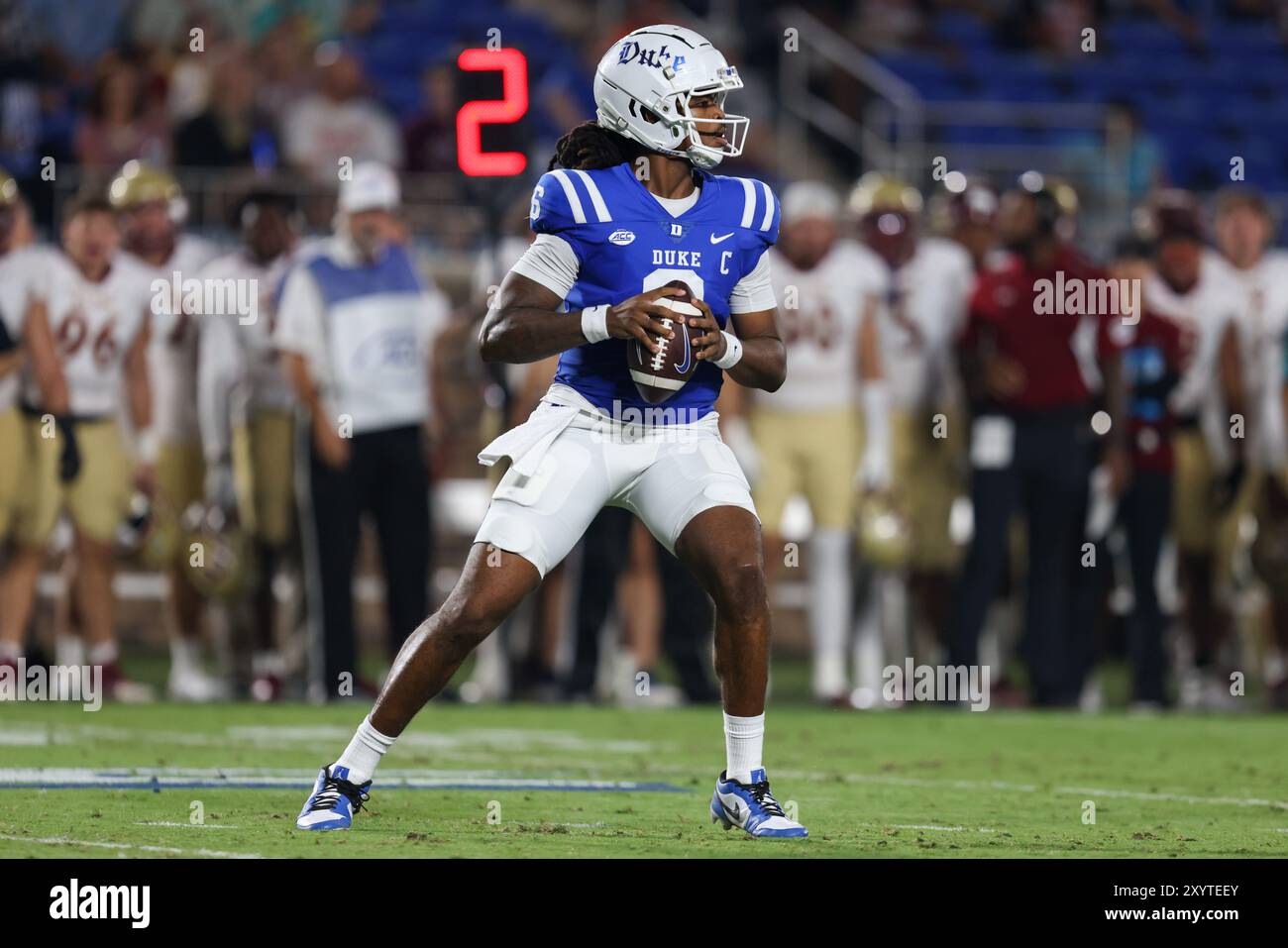 30 août 2024 : le quarterback Maalik Murphy (6 ans) des Blue Devils lance la balle lors du match de football NCAA entre les Elon Phoenix et Duke BL Banque D'Images