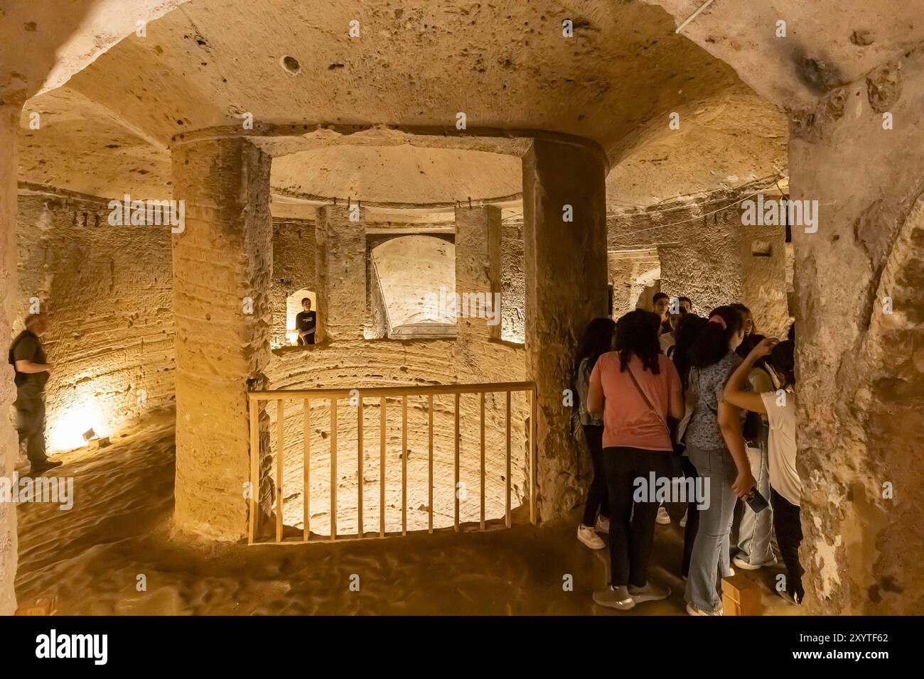 Catacombes de Kom el Shoqafa, trou circulaire vertical taillé dans la roche avec escaliers, Alexandrie, Egypte, Afrique du Nord, Afrique Banque D'Images