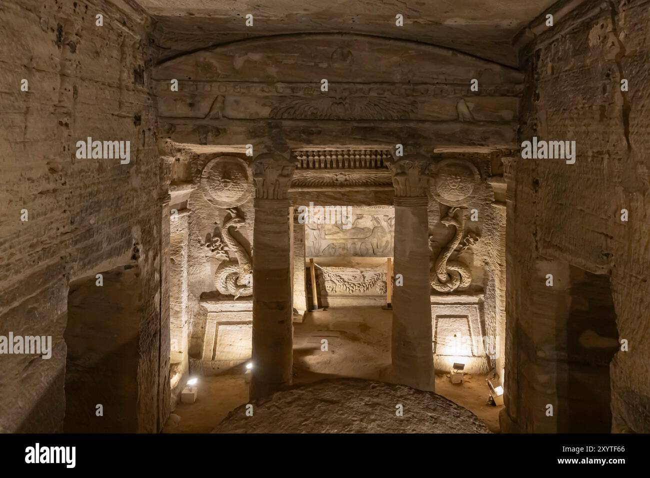 Catacombes de Kom el Shoqafa, chambre funéraire taillée dans la roche sous terre, avec relief et sculptures, Alexandrie, Egypte, Afrique du Nord, Afrique Banque D'Images