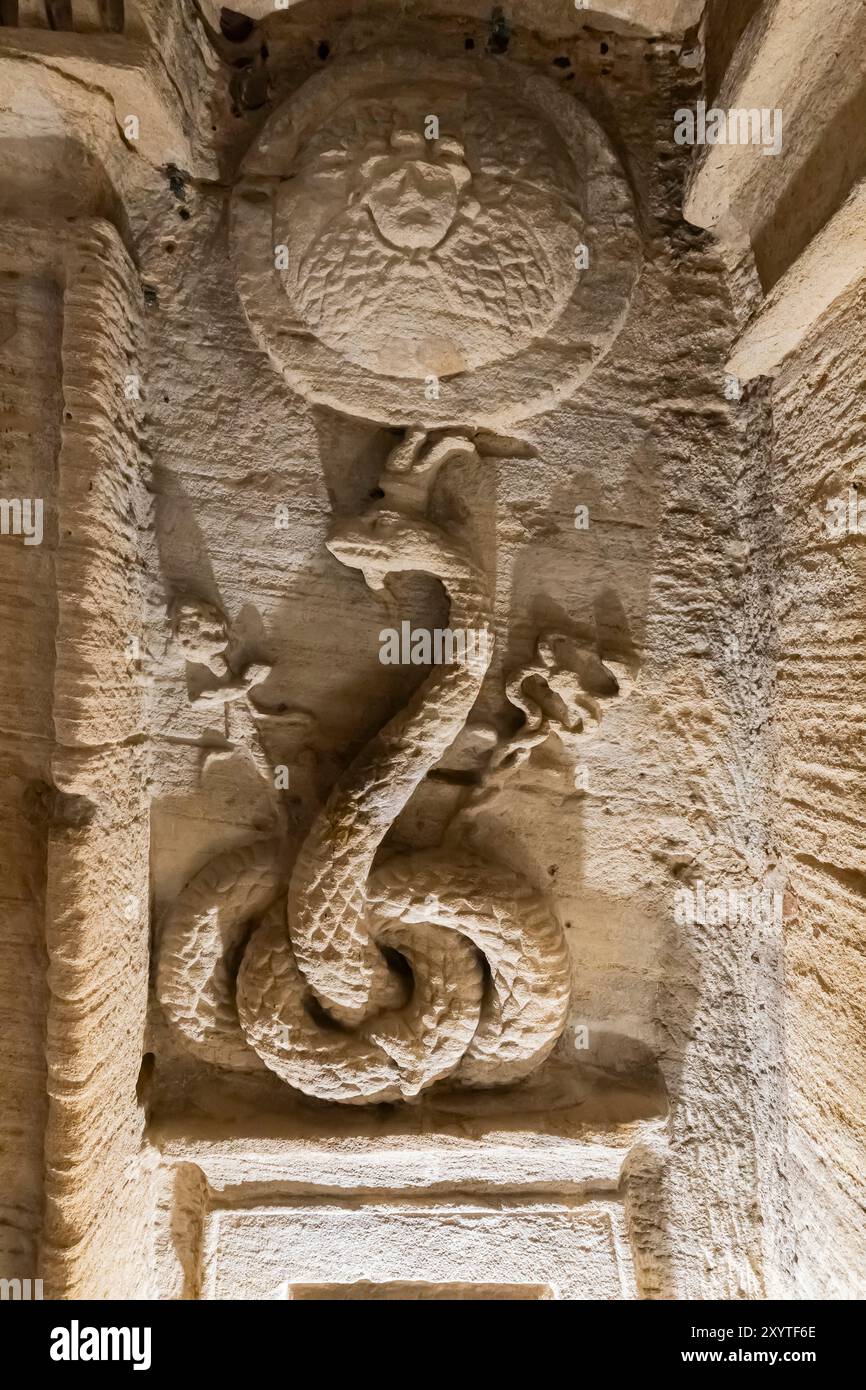 Catacombes de Kom el Shoqafa, chambre funéraire taillée dans la roche en souterrain, avec des sculptures, Alexandrie, Egypte, Afrique du Nord, Afrique Banque D'Images