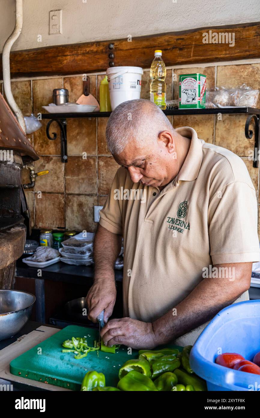 Propriétaire de magasin de stand d'aliments locaux, près de Al RAML Station, Alexandrie, Egypte, Afrique du Nord, Afrique Banque D'Images